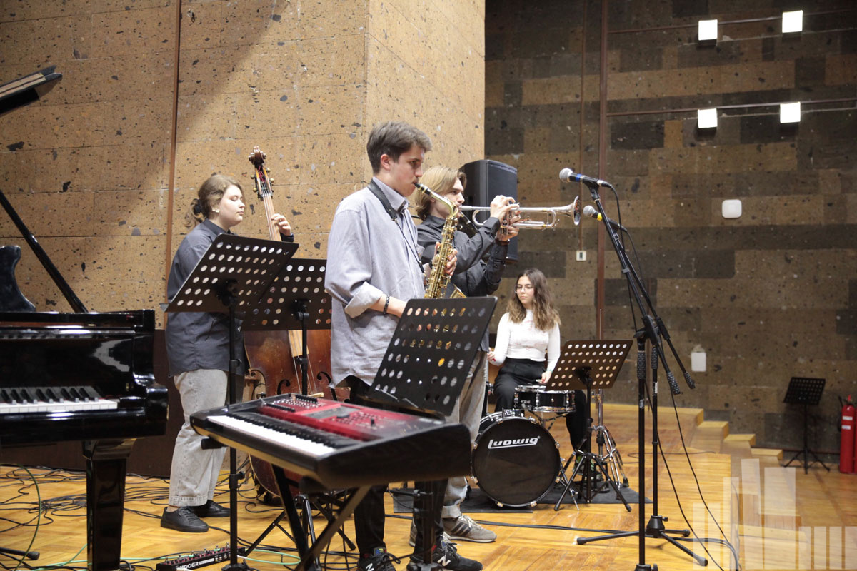 Ростовский диксиленд dixie friends. Мир джаза 2021 ростов на дону. Дона джаз. Jazz esse клуб. Джаз клуб ростов-на-дону.